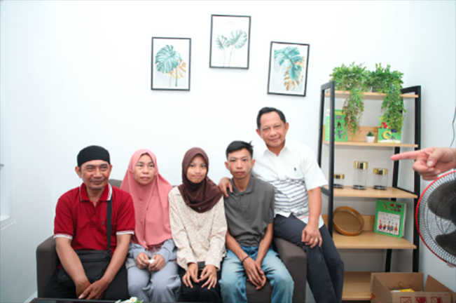 Mendagri Tito Karnavian bersama alm Keluarga Affan Kurniawan, (1/9/2025)/Foto: Puspen Kemendagri